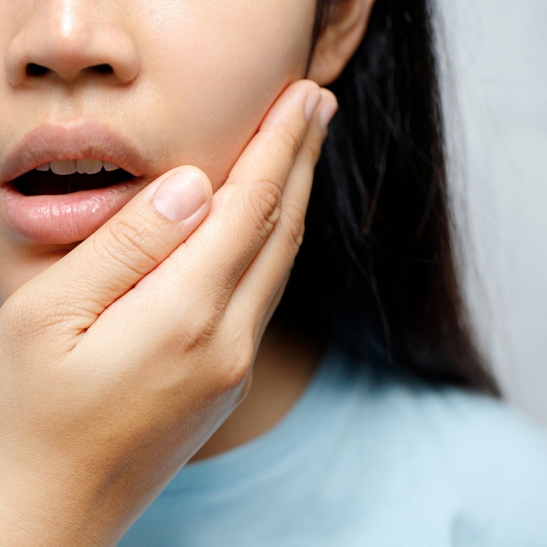 Emergency dentistry for a woman with a toothache in Staten Island